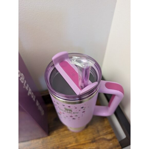 Olivia Rodrigo Stanley Cup - Picture 4 of 7